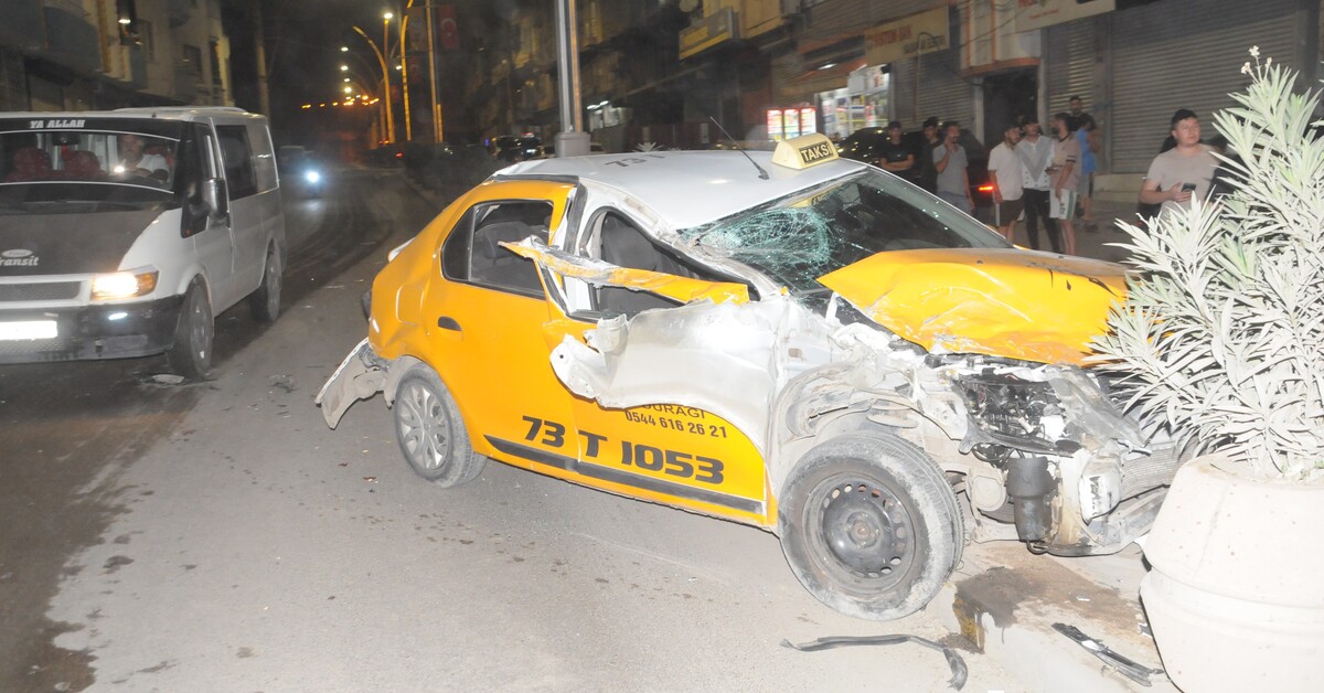 Freni boşalan TIR taksiyi biçti