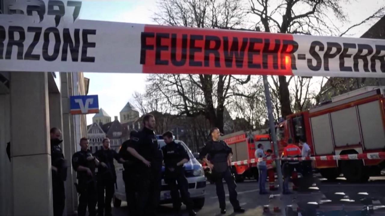 Almanya’nın Mannheim kentinde bir araç kalabalığa daldı