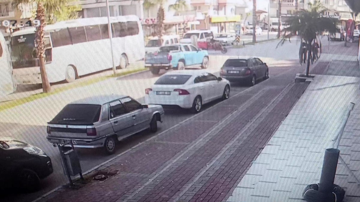 Antalya’da üç tekerli motosiklet kamyonetle çarpıştı