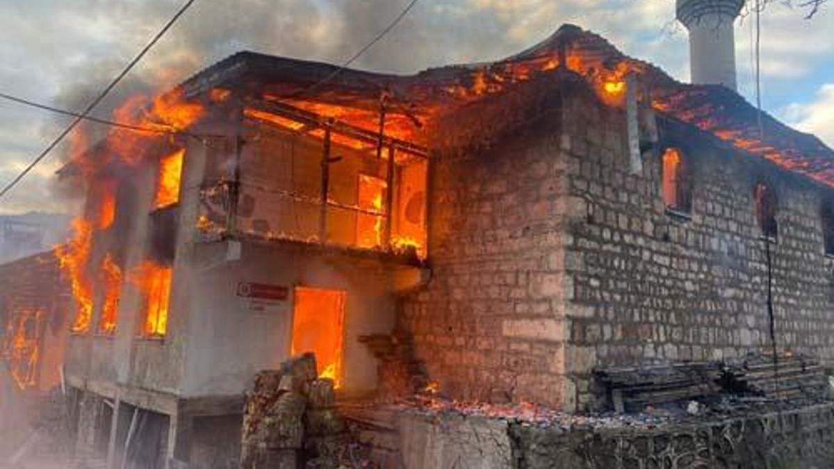 Yer: Artvin! Alevler her yeri sardı: 4 ev küle döndü